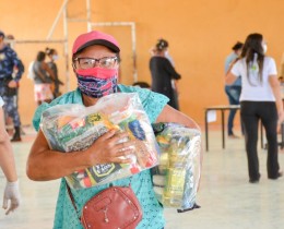 Imagem 7 do post Prefeitura de Senador Rui Palmeira realiza mais uma entrega de cestas do Programa Municipal Cesta Feliz