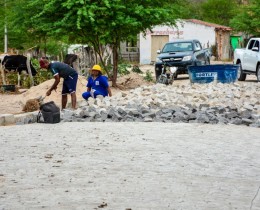 Imagem 11 do post Prefeitura de Senador Rui Realiza obras de pavimentação em paralelepípedo no Povoado Umbuzeiro Doce