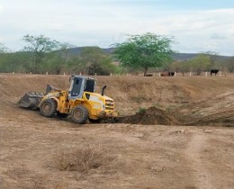 Imagem 2 do post Gestão Municipal realiza limpeza de barragens na zona rural do município
