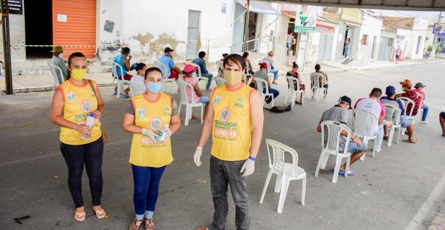 Secretarias de Saúde e Assistência Social realizam trabalho preventivo de orientação e uso de máscaras em frente à lotérica