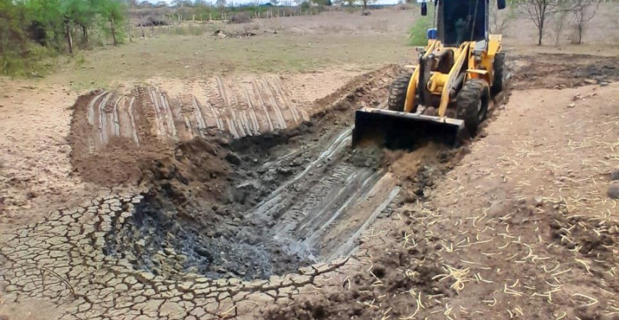 Gestão Municipal realiza limpeza de barragens na zona rural do município